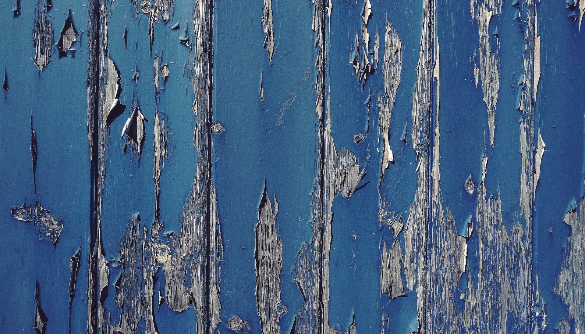 Peeling paint on a surface awaiting preparation
